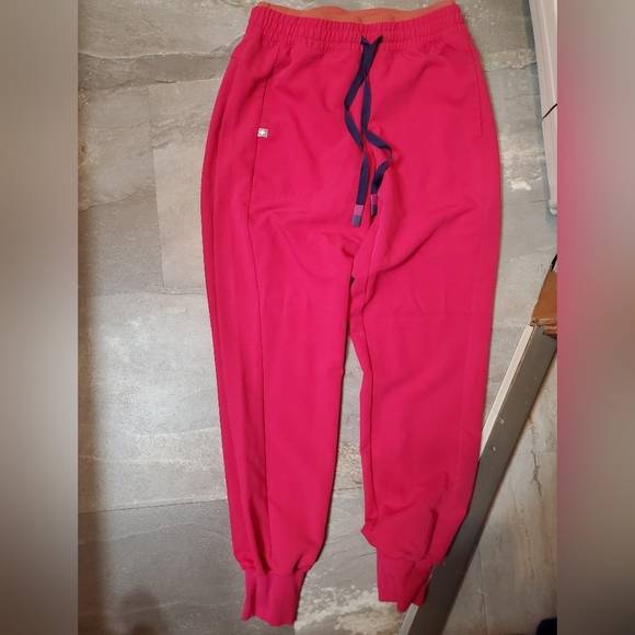 NWT/NWOT Figs Oran scrub set. Slim fit top. Joggers. Hot pink, orange. XXS. 26" - Picture 5 of 16